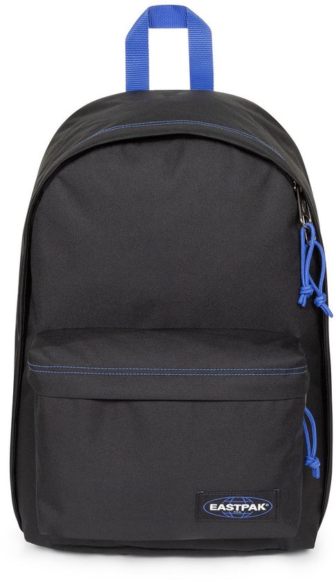 Zwarte Eastpak rugzak met blauwe stiksels, rits en touwtjes.