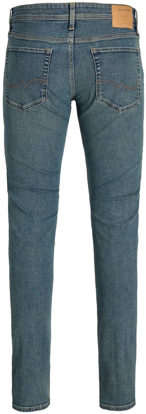Achterkant van een blauwe slim fit jeans van Jack & Jones met merklabel op de tailleband.