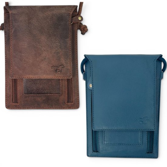 Bruin en blauw leren nektasje met ritsvakken en paardlogo, naast elkaar geplaatst.