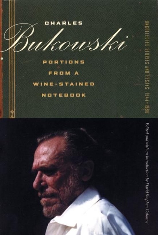 Livre "Portions from a Wine-Stained Notebook" de Charles Bukowski. Titre en lettres calligraphiées sur couverture verte. Bas de l'image montre le profil de Bukowski.