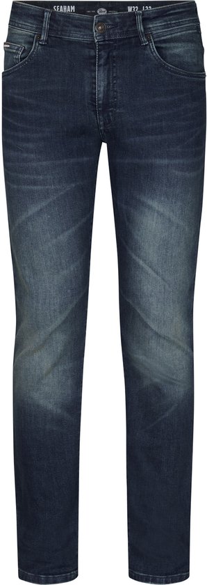 Donkerblauwe heren jeans met lichte wassing op de boven- en onderbenen, staand op witte achtergrond.