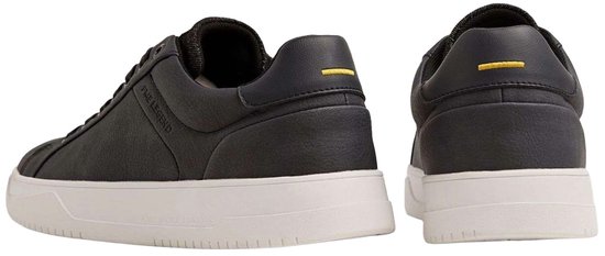 Achterkant van twee donkerblauwe PME Legend sneakers met witte zolen en gele details.
