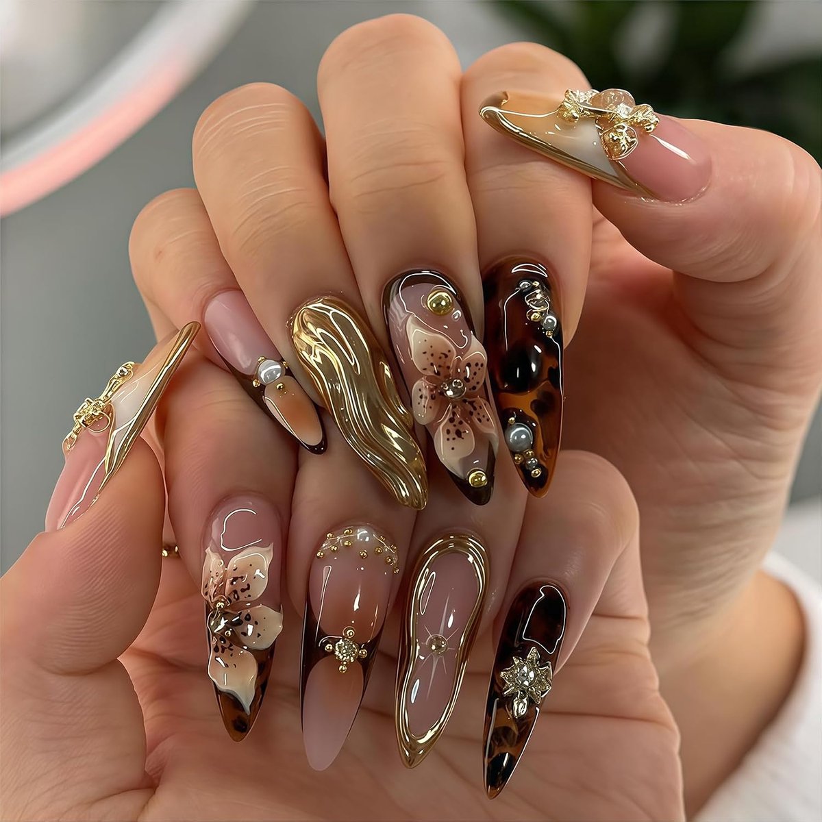SnelShoppen - 24 Stuks Lange Druknagels Amandel Bruin met Bloemen en Gouden Charms, 3D Handgemaakte Valse Nagels Herbruikbaar voor Vrouwen, Feest, Bru