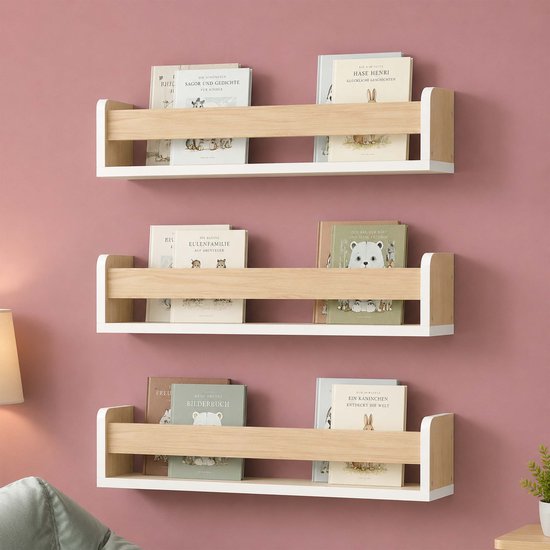 Drie houten wandboekenplanken met witte randen, gevuld met kinderboeken op een roze muur.
