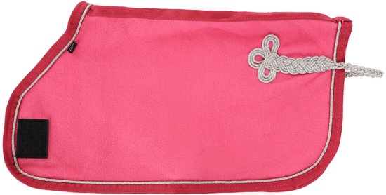 Roze fleece deken met rode rand en zilveren koord decoratie.