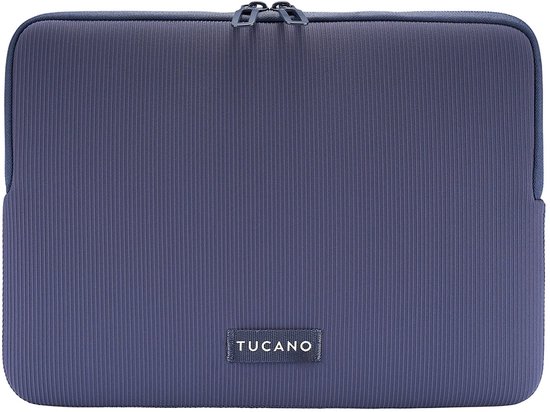 Housse d'ordinateur portable Tucano bleue à texture côtelée fine, avec une étiquette de marque.