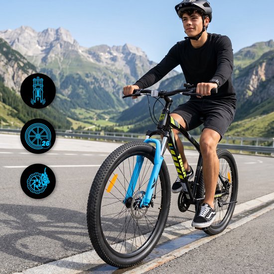 Zwarte TIGER MTB-fiets met blauwe voorvork, 26-inch wielen en derailleur, bereden door een man in de bergen.