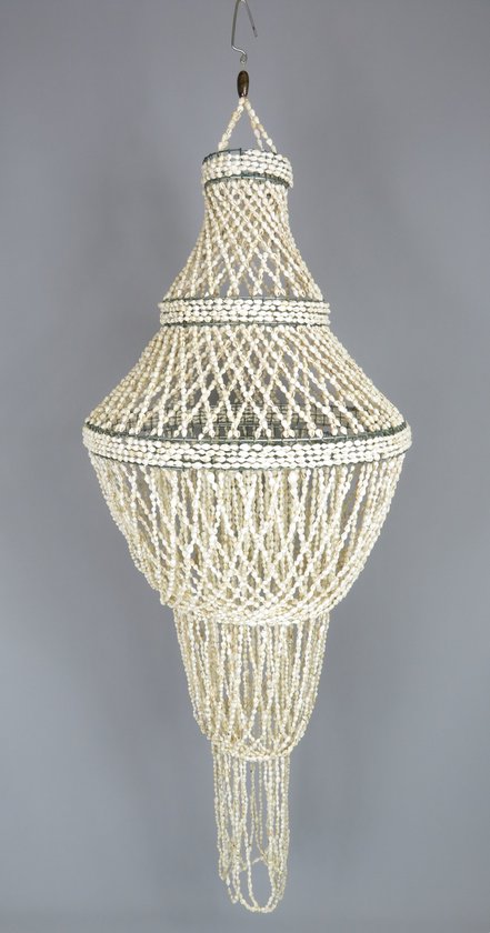 Hanglamp van witte schelpen op een groen metalen frame, met een kelkvormig design met meerdere lagen.