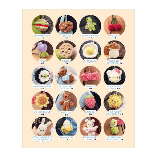 Collage van gehaakte bag charms: hamburger, kersjes, bloem, kikker, koekje, ei, paddenstoel, etc.