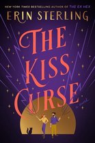 Boekomslag van 'The Kiss Curse' van Erin Sterling, met paarse achtergrond, bliksemschichten en sterren. Twee mensen en een zwarte kat staan op een gouden cirkel.