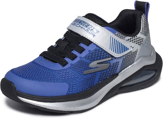 Blauwe Skechers sneaker met zilveren en grijze accenten, klittenbandsluiting en zwarte veters.