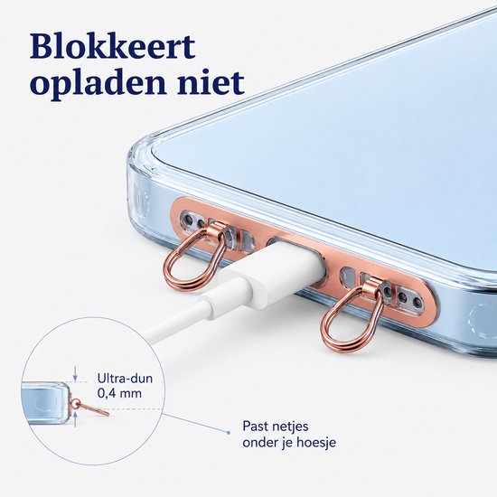 Een telefoonhoesje met een rosé gouden metalen adapter, bevestigd aan de onderkant, met een witte oplaadkabel aangesloten. "Blokkeert opladen niet" en "Past netjes onder je hoesje".
