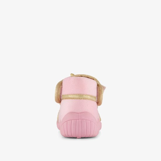 Achterkant van roze pantoffel met gouden details en roze zool.