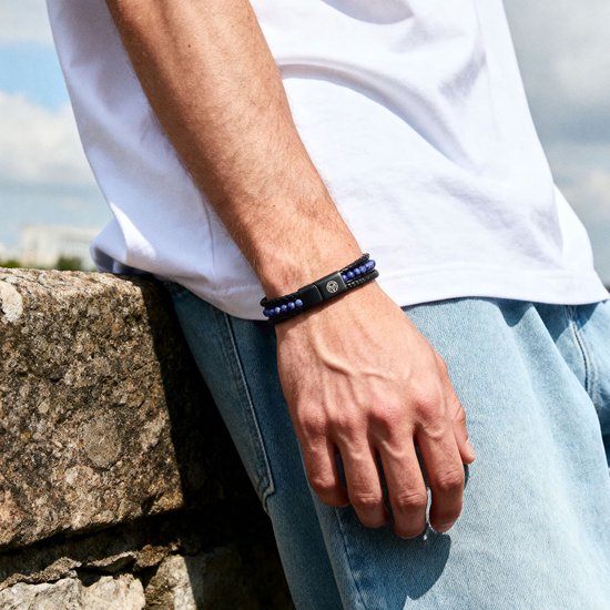 Herenarmband van zwart gevlochten leer met blauwe lapis lazuli kralen en zwarte gesp.