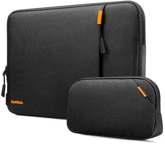Housse d'ordinateur portable noire et trousse assortie, toutes deux avec des languettes orange et un logo 'tomtoc'. La housse est derrière la trousse.