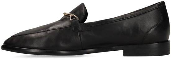 Zwarte leren loafer van opzij, met een verfijnd goudkleurig detail over de wreef.