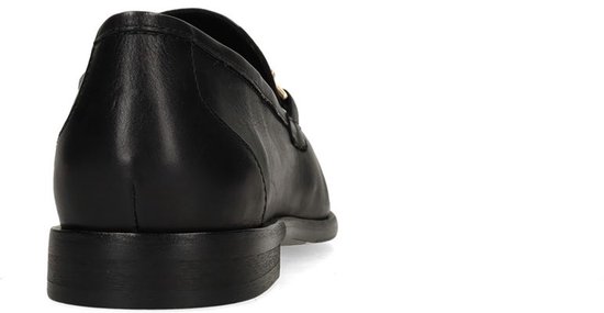 Achterkant van een zwarte leren loafer met een platte, zwarte zool.