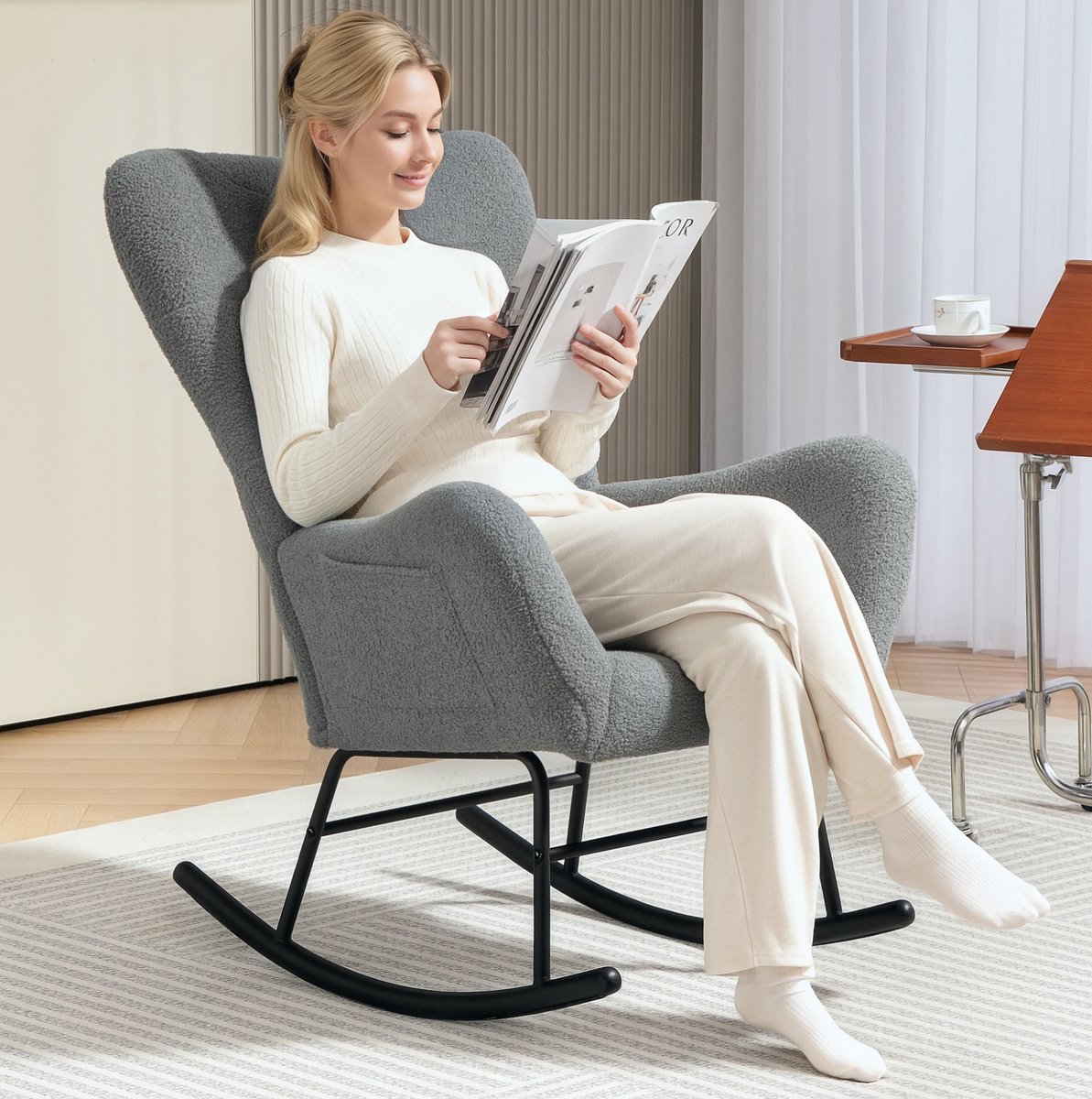 OKWISH Schommelstoel – 67 x 95 x 100 cm – Met Teddystof, Armleuningen, Lendenkussen En Zijvak – Voor Woonkamer Of Slaapkamer – Grijs