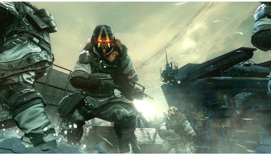 Groupe de soldats de Killzone 3 en tenue de combat dans un environnement industriel enneigé.