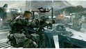 Soldat dans un décor hivernal, assis derrière une mitrailleuse, observant un combat.