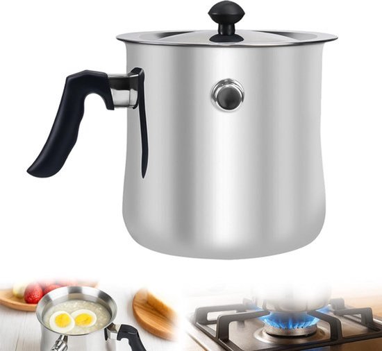 Roestvrijstalen pan met zwarte steel en deksel, onderaan getoond op een gasfornuis en gevuld met een gerecht.