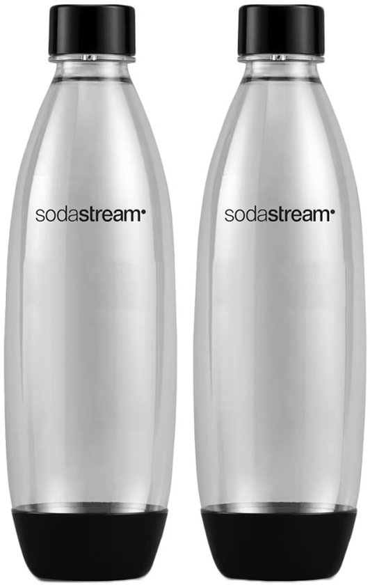 Twee Sodastream flessen van helder plastic met een zwarte dop en zwarte onderkant.