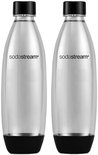 Twee Sodastream flessen van helder plastic met een zwarte dop en zwarte onderkant.