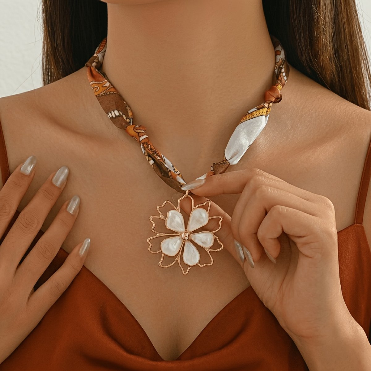 Sjika - Sjaalketting Dames met Bloem – Bruin Goud – Statement Ketting met Bloemhanger - Trending - Cadeau voor haar