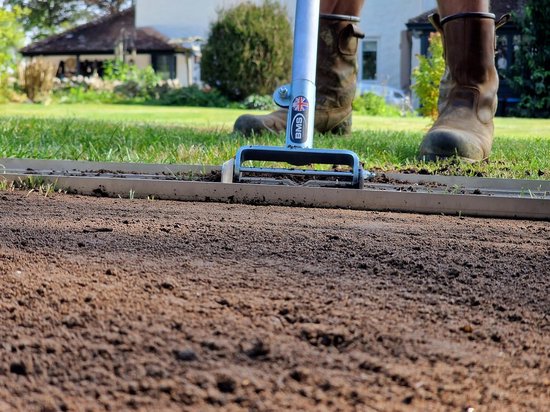 Manufacturing Solutions 38" breed RVS Levelawn Lute: Premium nivellering hark voor topdressing, zaaien, aarde/zand. Luxe full-length heavy-duty aluminium handgreep. (38" breed) — afbeelding 5