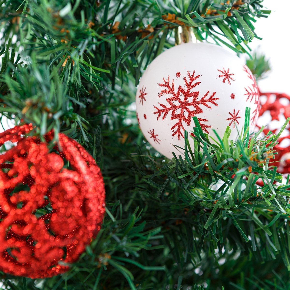 Kerstboomdecoratieset met 12 kerstballen (Ø6 cm) - rood/wit - matte & glitter afwerking - duurzame plastic ornamenten [58785]