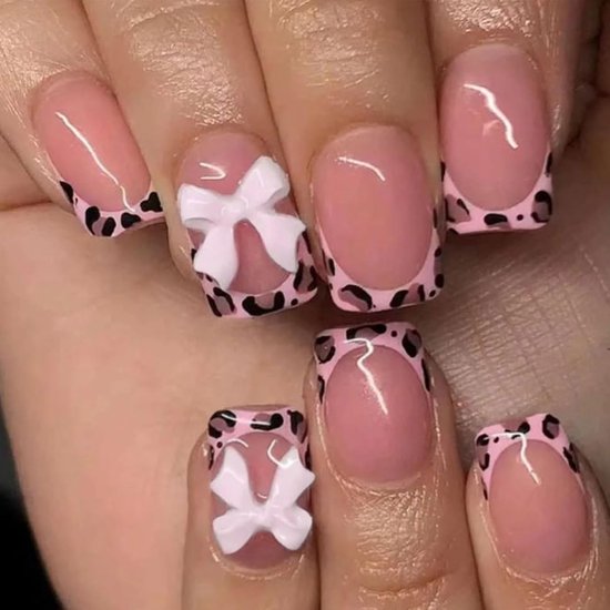 96-delige set met kunstmatige nagels in French tip design, korte vierkante nagels, roze luipaardprint, strikjes en manicuredecoratie — afbeelding 4