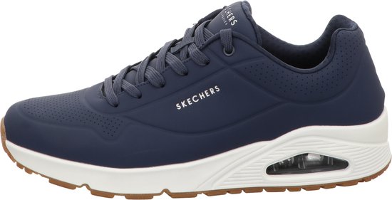 Sneaker Skechers Uno bleu marine avec semelle blanche et semelle extérieure marron. Logo SKECHERS sur le côté.