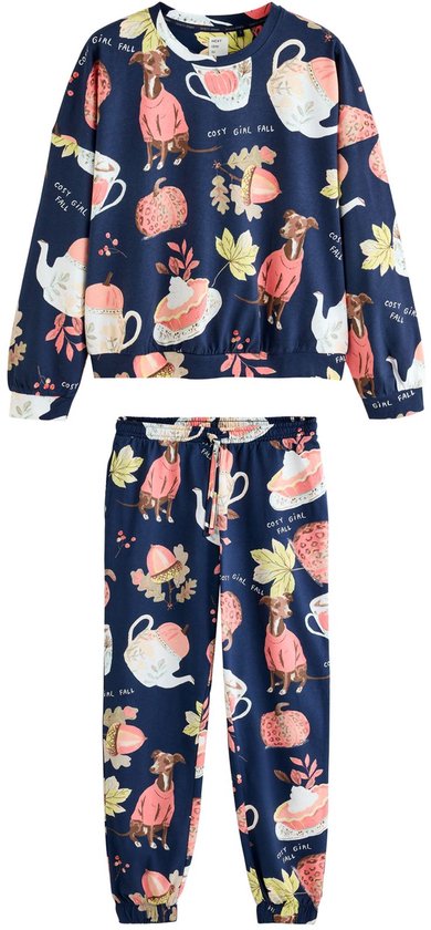Donkerblauwe pyjamaset met herfstprint van honden, pompoenen, mokken en bladeren. Tekst: 'Cosy Girl Fall'.