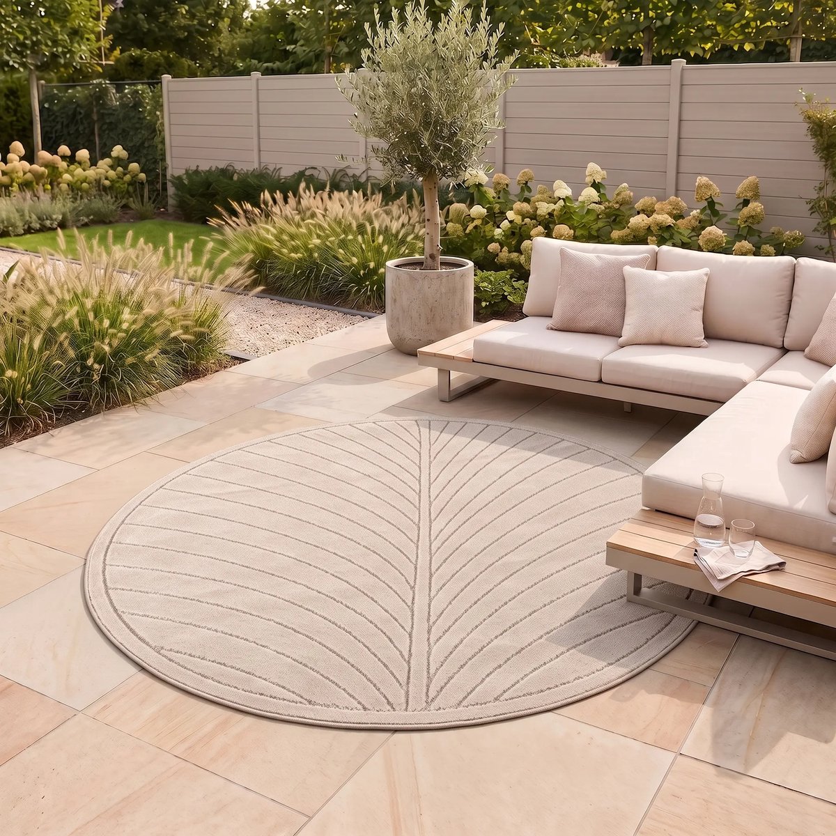 Flycarpets Novara Palmblad Rond Buitenkleed - Beige - Buitentapijt - Weerbestendig - Vloerkleed buiten - Tuintapijt - Ø80 cm
