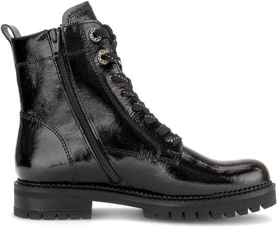Zijaanzicht van zwarte lakleren veterlaars met rits, gouden veterringen en profielzool.
