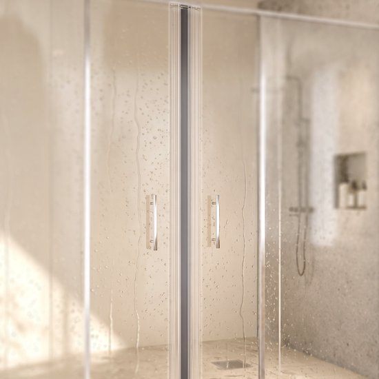 Gesloten douchedeur van glas met twee zilverkleurige handgrepen, met waterdruppels op het glas.