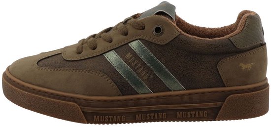 Bruine Mustang sneaker met een suède afwerking, groene strepen en de tekst 'MUSTANG' op de zool.