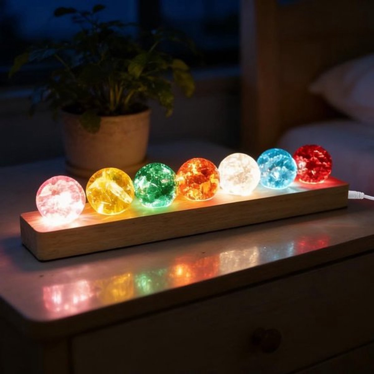 Kleurrijke Kristallen Ballen voor Woonkamer en Slaapkamer - Helende Bol met LED Nachtlampje op Houten Sokkel - Decoratief Ornament en Geschenk