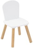 Witte kinderstoel met gebogen rugleuning en naturel houten poten.