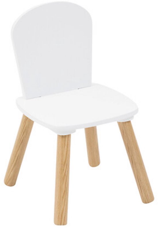 Witte kinderstoel met gebogen rugleuning en naturel houten poten.