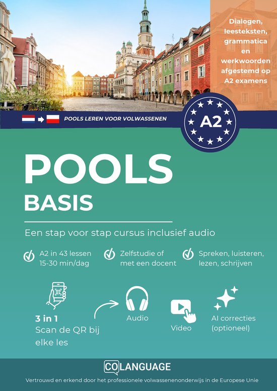 De voorkant van een cursusboek Pools, met de titel "Pools Basis". Achtergrond is een foto van een Europees stadsplein met kleurrijke gebouwen. Iconen voor audio, video en QR-scan.