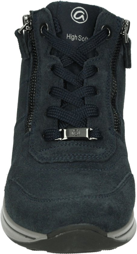 Vooraanzicht van donkerblauwe suède sneaker met veters en merklogo op de tong.