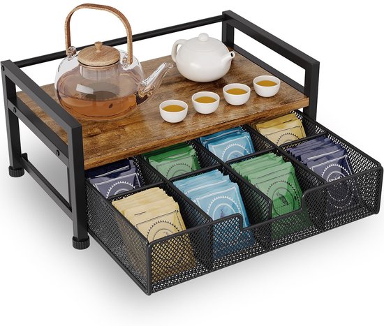 Een houten en zwart metalen theezakjes organizer met een glazen theepot en drie kopjes.