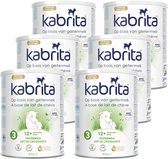 Zes blikken Kabrita 3 Peutermelk opgestapeld.