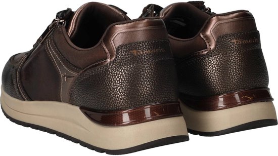 Achterkant van bruine Tamaris sneakers met rits, metallic bruine details en textuur.