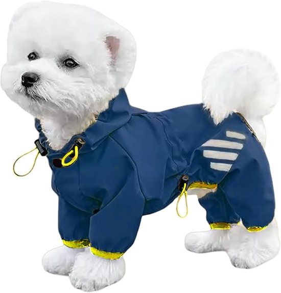 Een witte hond draagt een blauwe regenjas met gele accenten en reflecterende strepen. De jas heeft een capuchon en bedekt de poten.