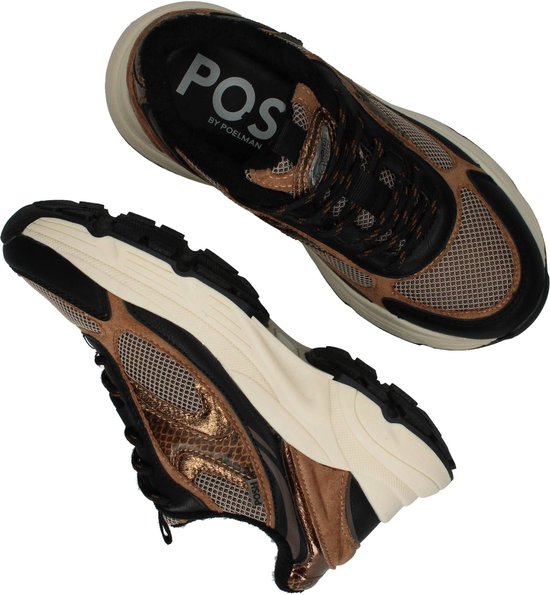 Paar zwarte sneakers met bruine suède en metallic details, van bovenaf bekeken.