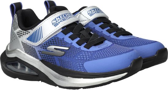 Paar blauwe en zilverkleurige Skechers sneakers met klittenbandsluiting en air-zool.