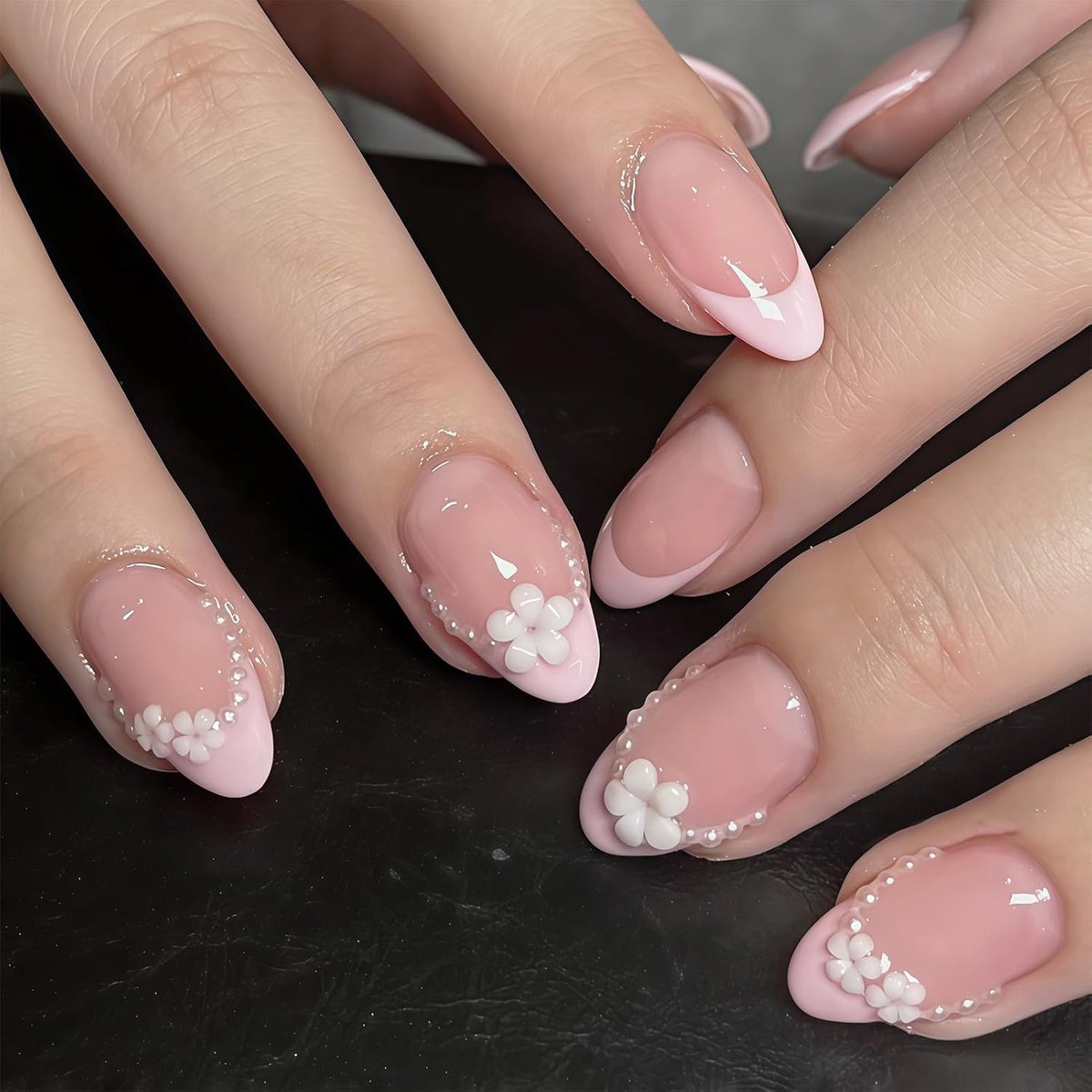 24 stuks 3D Pink Flower Pearl Press On Nails, amandel, korte kunstnagels, herbruikbaar, lente/zomer, volledige kleefnagels voor de manicure van vrouwen