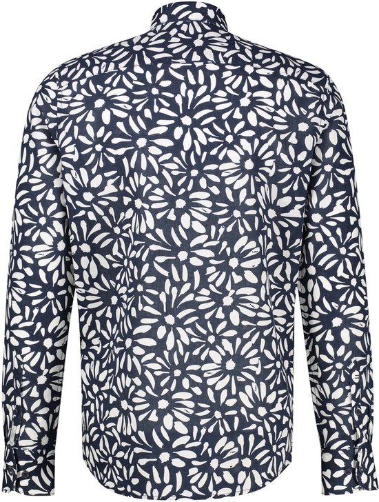 Achterkant van een donkerblauw hemd met witte bloemenprint, lange mouwen.